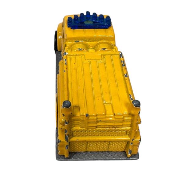 Vintage 1998 Mattel Matchbox International Pumper Rescue Truck 1/100 Scale - Picture 4 of 10